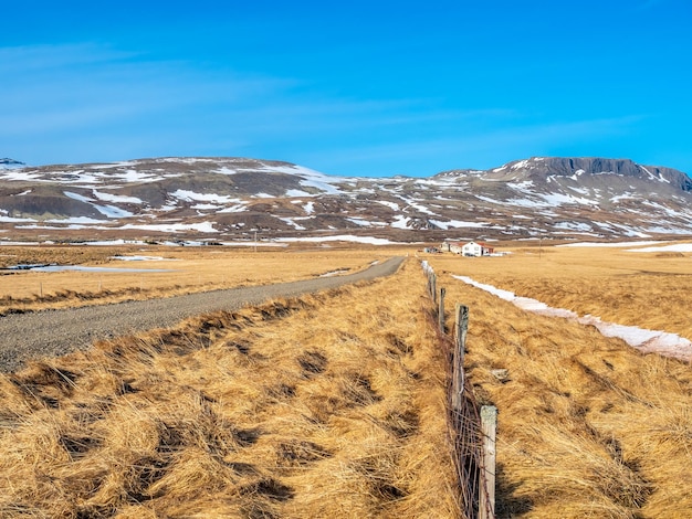 Vista panoramica naturale delle montagne e del campo nella stagione invernale in Islanda