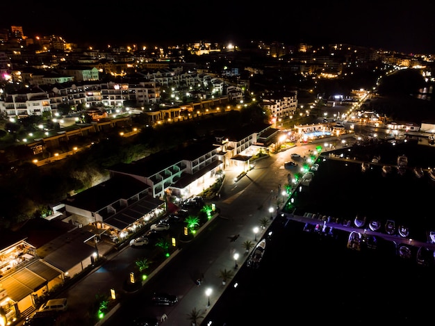 Vista panoramica notturna del porto marittimo di Sveti Vlas in Bulgaria Vacanze estive in Europa Vista aerea con drone