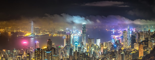 Vista panoramica notturna del quartiere degli affari di Hong Kong