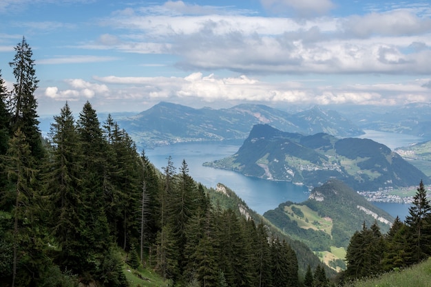 Vista panoramica od Lucerna lago e montagne scena nel Pilatus di Lucerna, Svizzera, Europa. Paesaggio estivo, tempo soleggiato, cielo azzurro drammatico e giornata di sole