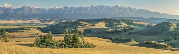 Vista panoramica, paesaggio montano nella luce della sera