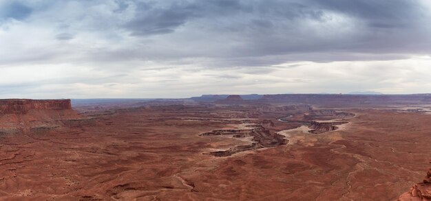 Vista panoramica panoramica del paesaggio americano e delle montagne di roccia rossa nel canyon del deserto