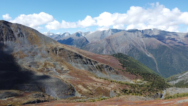 Vista panoramica pittoresca della valle di montagna Meravigliosi colori autunnali dorati catena montuosa Altai montagne