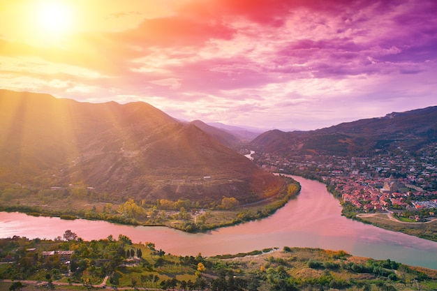 Vista panoramica serale della città di Mtskheta e del paese della Georgia del fiume Kura