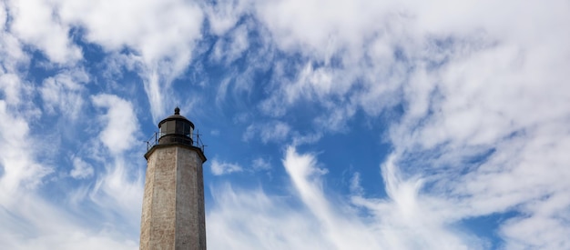 Vista panoramica su un faro sulla costa dell'Oceano Atlantico