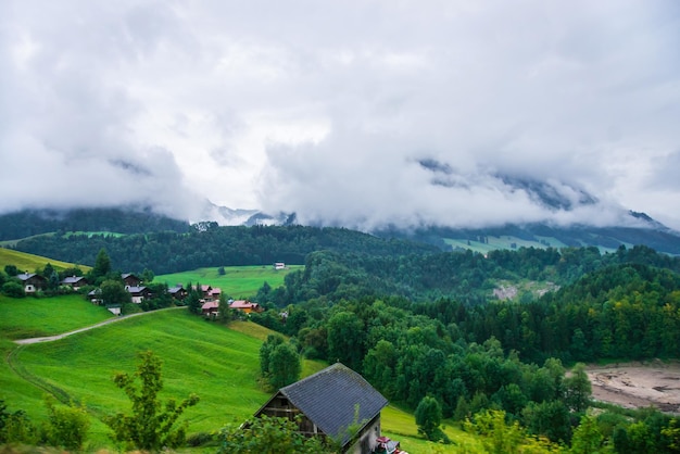 Vista panoramica sugli Chalet sulle Prealpi nel distretto di Gruyère nel Canton Friburgo in Svizzera