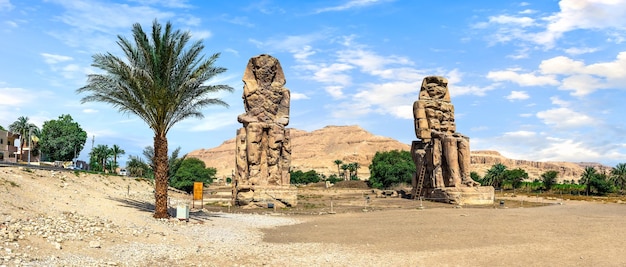 Vista panoramica sui Colossi di Memnone a Luxor al giorno d'estate