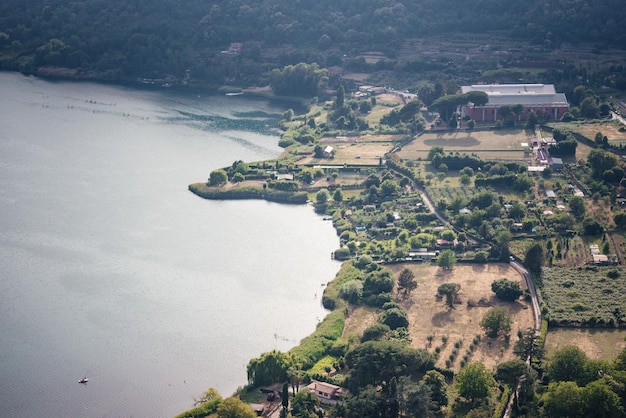 Vista panoramica sui verdi colli albani che si affacciano sul lago vulcanico del cratere nemi castelli romani italia a s