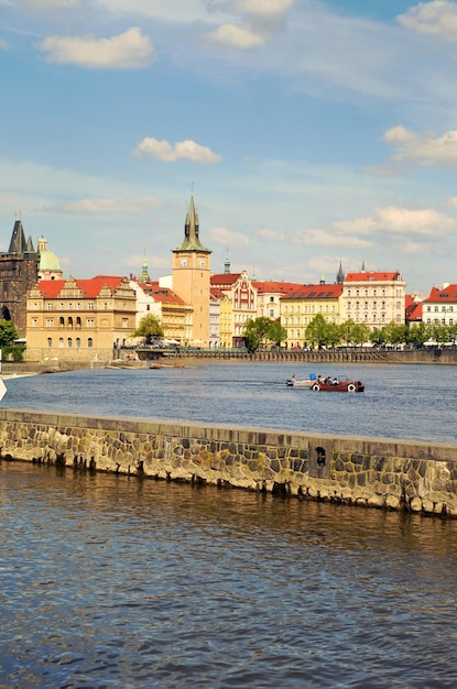 Vista panoramica sul fiume Moldava e sul centro storico di Praga