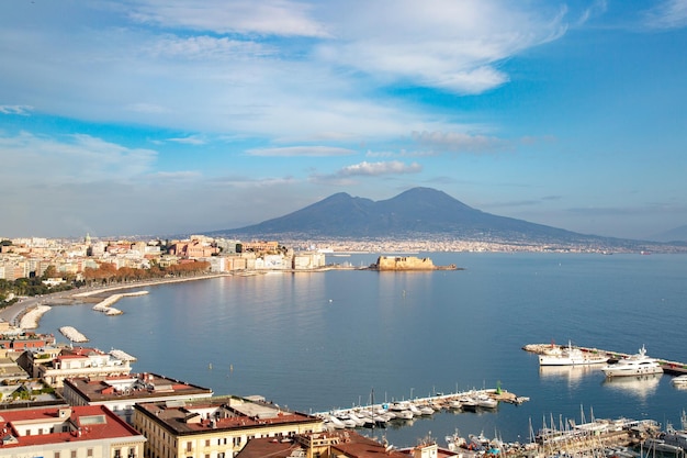 Vista panoramica sul Golfo di Napoli, sullo sfondo il Vesuvio. Giornata di sole a Napoli Italia