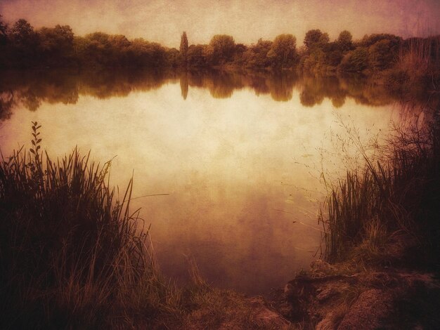 Vista panoramica sul lago con filtro vintage