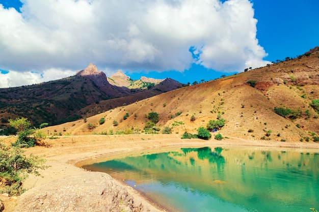 Vista panoramica sul lago di montagna