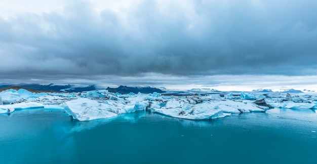 Vista panoramica sul lago ghiacciato di Jökulsárlón ad agosto. Islanda