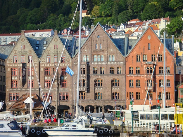 Vista panoramica sul lungomare della città nella giornata di sole Bergen Norvegia