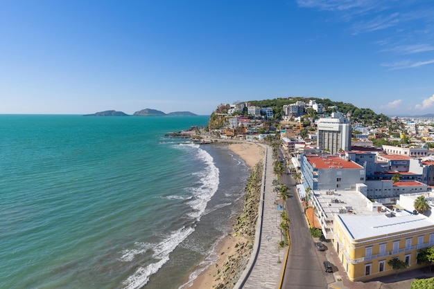 Vista panoramica sul lungomare panoramico di Mazatlan e sul lungomare El Malecon con vista sull'oceano