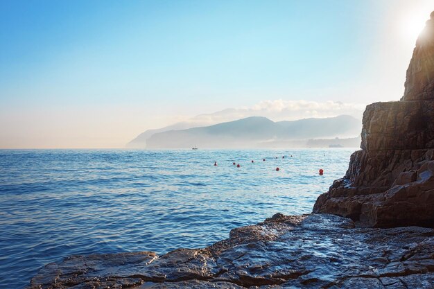 Vista panoramica sul mare con rocce vicino al Vesuvio, Italia. Golfo di Napoli