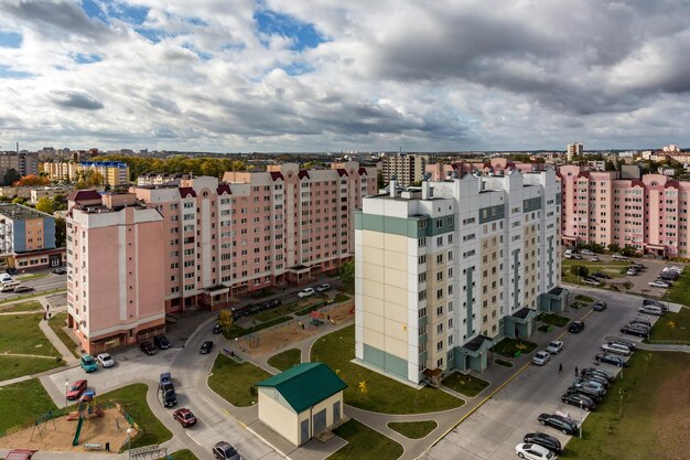 Vista panoramica sul nuovo quartiere grattacielo area edificabile sviluppo urbano quartiere residenziale nell'autunno nuvoloso da una vista a volo d'uccello la vita in una grande città