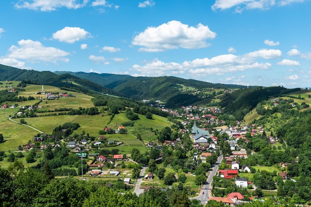 Vista panoramica sul pittoresco paesaggio di Beskid Sadecki in Polonia