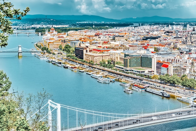 Vista panoramica sul ponte Elisabetta e Budapest, ponte che collega Buda e Pest attraverso il fiume Danubio.