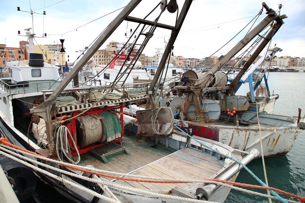 Vista panoramica sul porto di Anzio con i pescherecci e le reti da pesca