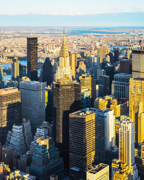 Vista panoramica sul quartiere Midtown di Manhattan a New York, New York. East River e Queensboro Bridge a Long Island City. Orizzonte, Stati Uniti. Edificio di architettura americana. Panorama aereo della metropoli.