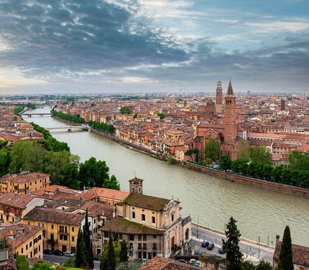 Vista panoramica sul tetto della città medievale di Verona in Italia..