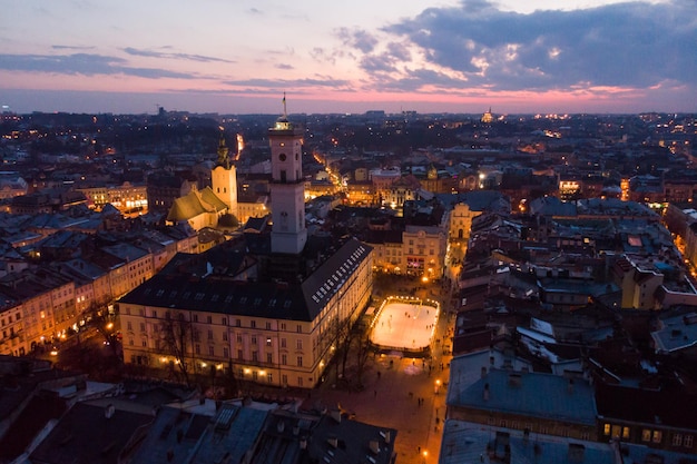 Vista panoramica sul tramonto sopra la vecchia città europea. vista a volo d'uccello.