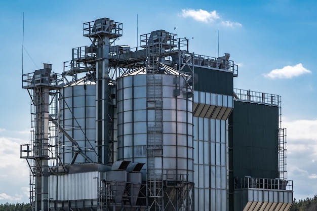 Vista panoramica sull'elevatore del granaio agro silos sull'impianto di produzione di agroprocessing per la lavorazione, asciugatura, pulizia e stoccaggio di prodotti agricoli farina cereali e grano