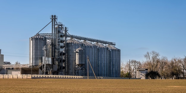 Vista panoramica sull'elevatore del granaio agro silos sull'impianto di produzione di agroprocessing per la lavorazione, asciugatura, pulizia e stoccaggio di prodotti agricoli farina cereali e grano