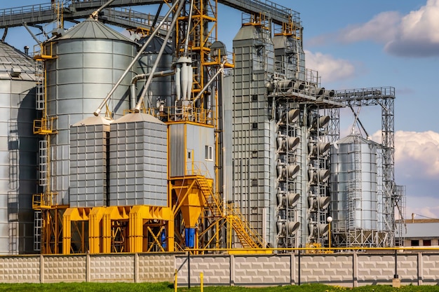 Vista panoramica sull'elevatore del granaio agro silos sull'impianto di produzione di agroprocessing per la lavorazione, asciugatura, pulizia e stoccaggio di prodotti agricoli farina cereali e grano