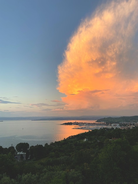 Vista panoramica sull'incredibile tramonto rosso sul mare Adriatico, costa in Slovenia in estate. Colline verdi