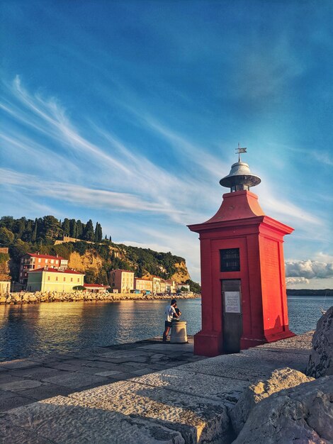 Vista panoramica sull'incredibile tramonto rosso sul mare Adriatico, sulla costa. Slovenia. estate. Visualizzazione. colline, ulivi