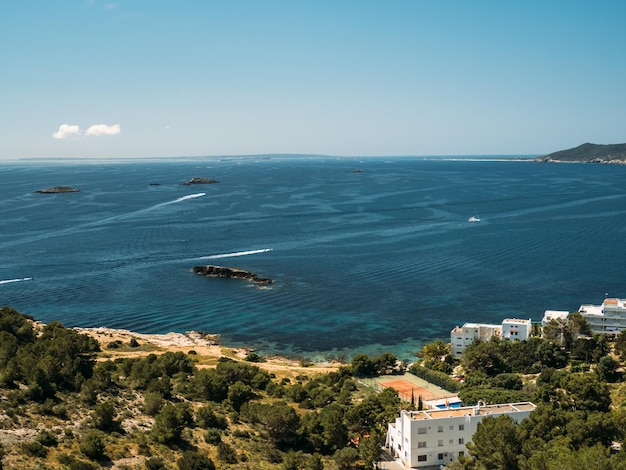 Vista panoramica sulla baia del mare di Ibiza con complesso residenziale moderno di yacht e acqua blu