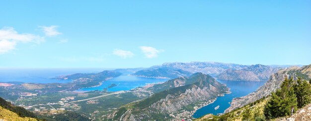 Vista panoramica sulla baia di Kotor e sull'aeroporto nelle montagne del Montenegro