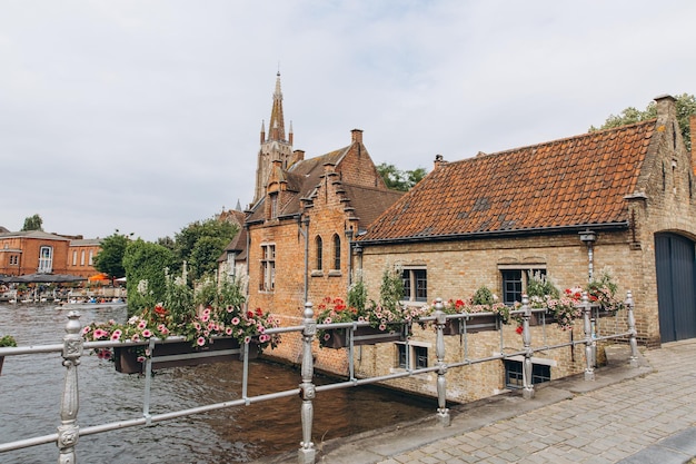 Vista panoramica sulla città del canale di Bruges con belle case medievali in Belgio