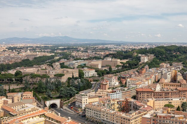 Vista panoramica sulla città di Roma dalla Basilica Papale di San Pietro (Basilica di San Pietro). Giorno d'estate, la gente cammina per strada e le macchine per strada