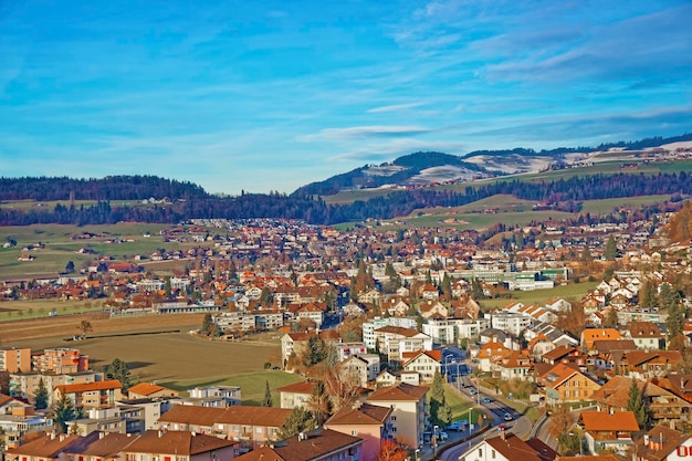 Vista panoramica sulla città di Thun e sulle montagne. Thun è una città del cantone di Berna in Svizzera, dove il fiume Aare sfocia dal lago di Thun. C'è una vista delle Alpi bernesi.