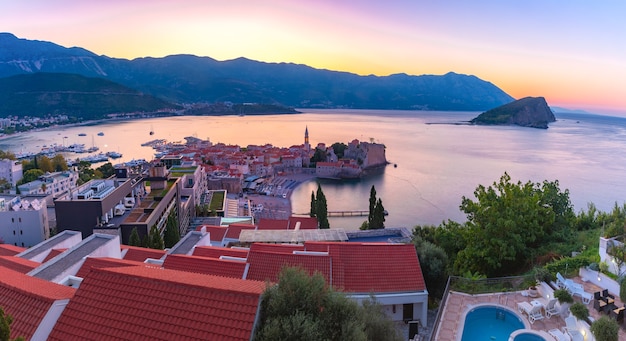 Vista panoramica sulla città vecchia della città montenegrina Budva sul mare Adriatico all'alba, Montenegro