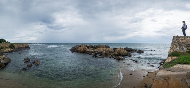 Vista panoramica sulla costa rocciosa dell'oceano a Galle Srilanka