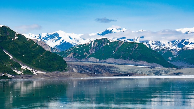 Vista panoramica sulla natura del ghiacciaio di montagna dall'oceano del mare Natura della baia del ghiacciaio