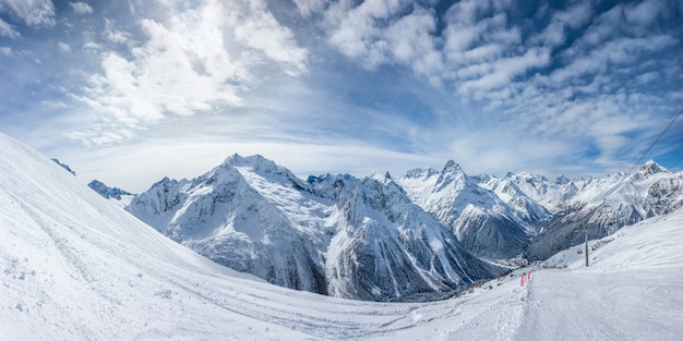 Vista panoramica sulla pista da sci con le montagne