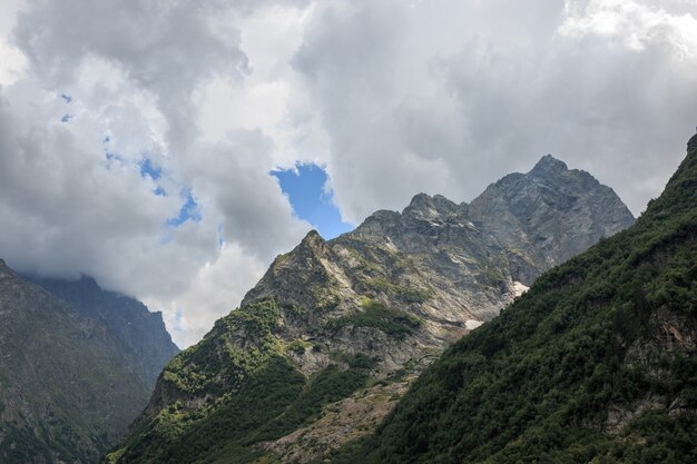 Vista panoramica sulla scena delle montagne nel parco nazionale di Dombay, Caucaso, Russia. Paesaggio estivo, tempo soleggiato e giornata di sole