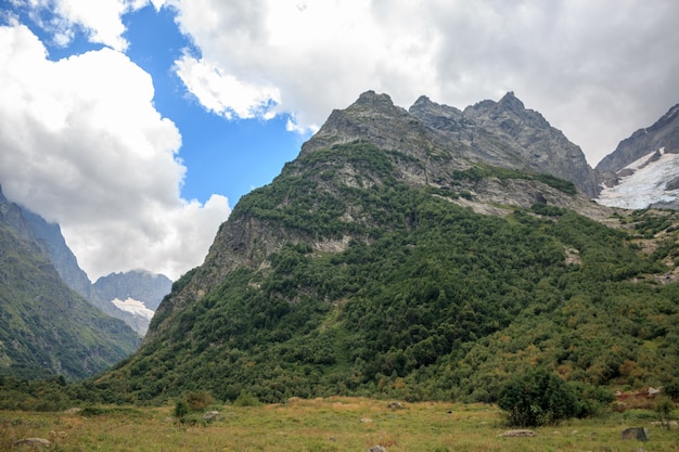 Vista panoramica sulla scena delle montagne nel parco nazionale di Dombay, Caucaso, Russia. Paesaggio estivo, tempo soleggiato e giornata di sole