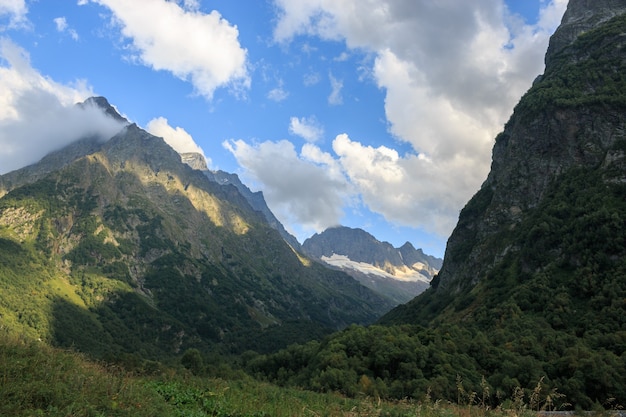 Vista panoramica sulla scena delle montagne nel parco nazionale di Dombay, Caucaso, Russia. Paesaggio estivo, tempo soleggiato e giornata di sole