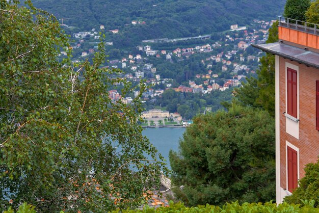 Vista panoramica sulla soleggiata catena montuosa svizzera