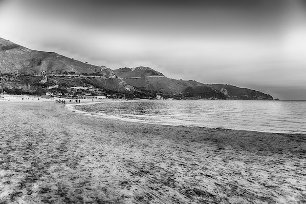 Vista panoramica sulla spiaggia di Sperlonga, una cittadina costiera in provincia di Latina, Italia, circa a metà strada tra Roma e Napoli