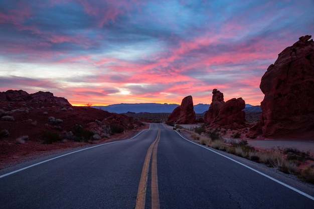 Vista panoramica sulla strada nel deserto durante un'alba drammatica