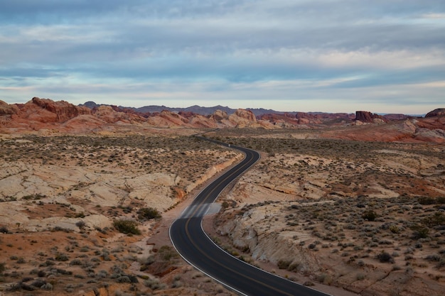 Vista panoramica sulla strada nel deserto durante un'alba nuvolosa