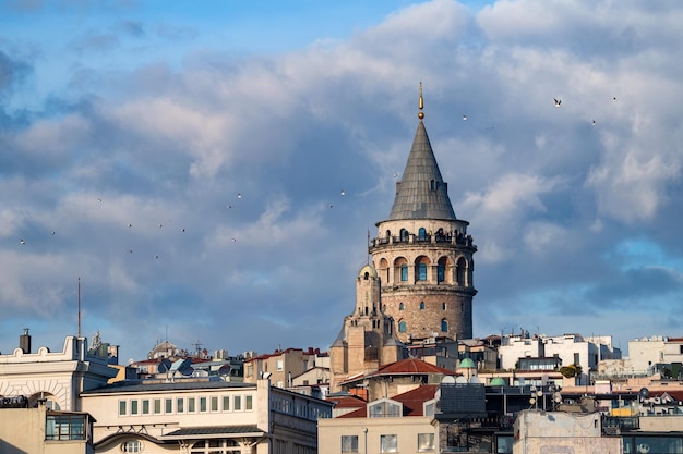 Vista panoramica sulla Torre di Galata sotto il cielo blu autunnale