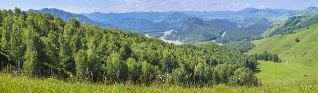 Vista panoramica sulla valle del fiume Katun nei monti Altai